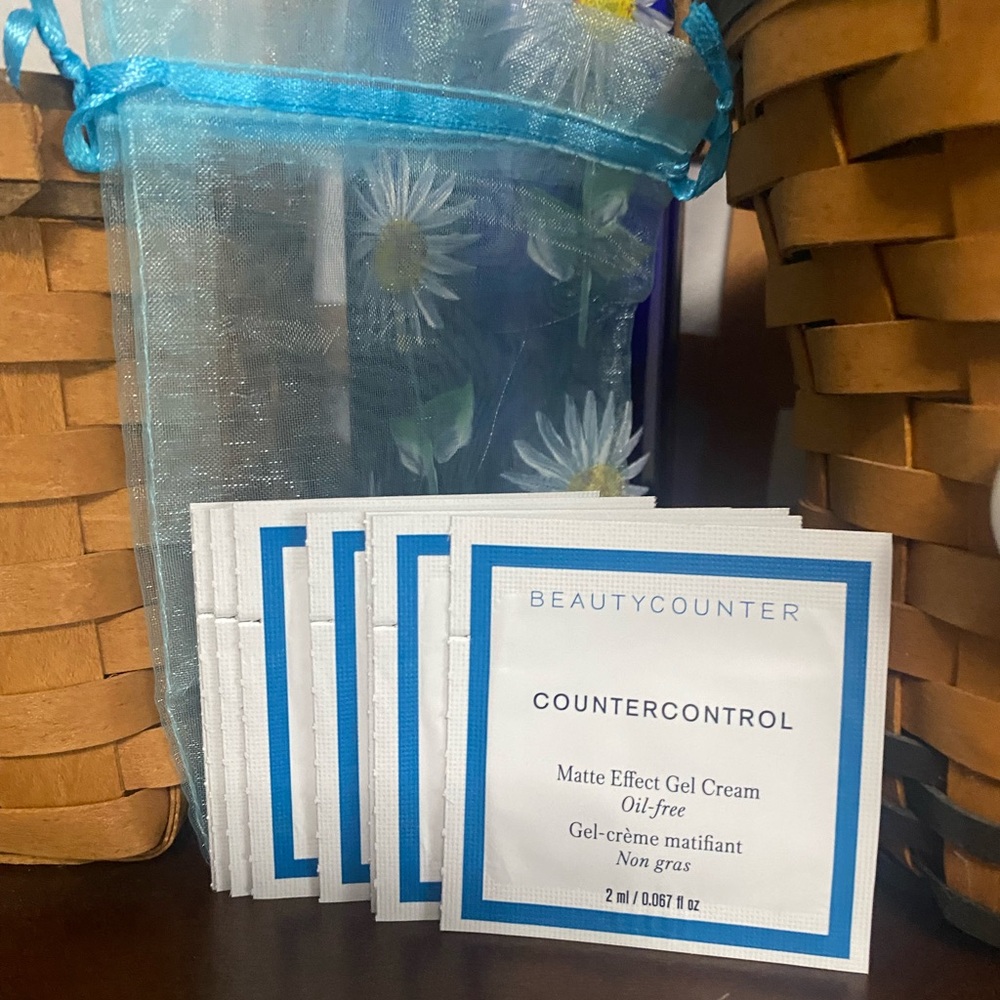 🛑 Clarence Sale🛑
Beautycounter Countercontrol Matte Gel Cream Packets